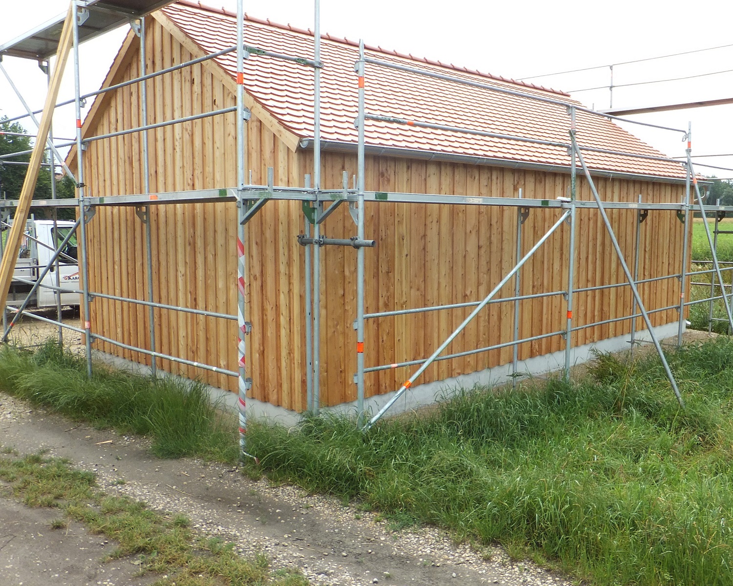 Offene Kleingarage in Grillheim